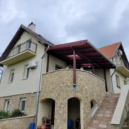 וילה Hegyalja באלאטונקנשה